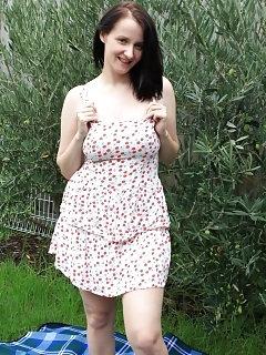 Aeryn Walker Hairy Women Shaving